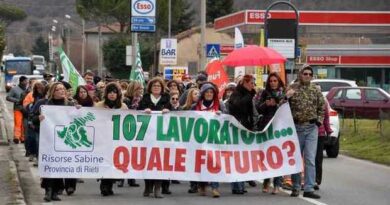 Vertenza ex Risorse Sabine. Questa mattina protesta silenziosa dei lavoratori durante il primo Consiglio provinciale