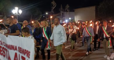 Ieri sera la fiaccolata di solidarietà alla sindaca di Torricella in Sabina vittima di un grave atto intimidatorio