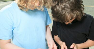 ragazzi con telefonino