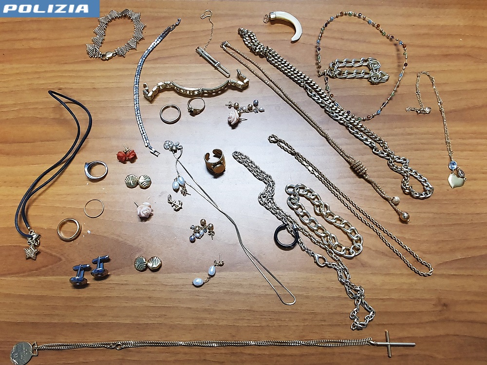 Truffa a un anziano scoperta sull’A1: tre arresti dopo il controllo della Polizia, recuperati oro e contanti