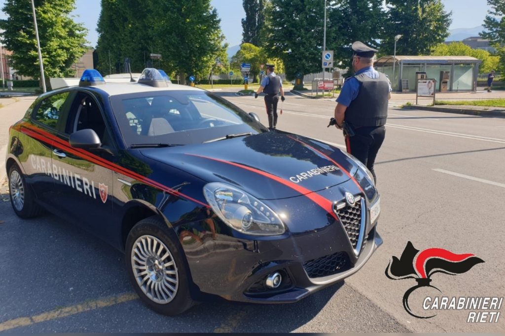 Trovato con 100 grammi di marijuana in auto: arrestato un corriere nell’area di servizio di Rieti