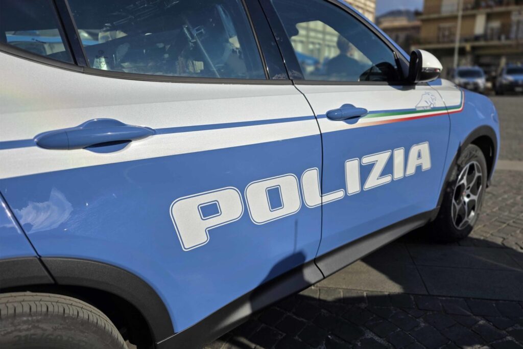 Martello contro un’auto dopo una lite con la madre: 38enne denunciato dalla Polizia