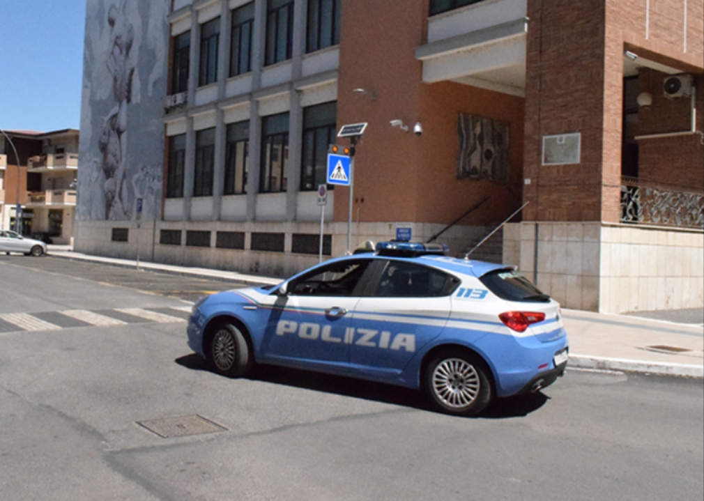 Rigava auto e bucava pneumatici per liberare i parcheggi davanti al negozio: denunciata commerciante reatina