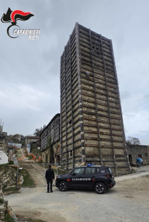 Cosparge di gasolio la casa di un connazionale dopo una lite: denunciato 38enne