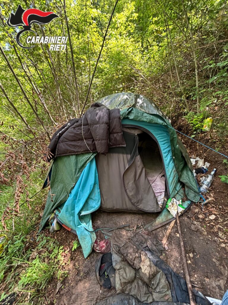 Blitz dei Carabinieri nel bosco di Morro Reatino: smantellato bivacco dello spaccio, arrestato un 25enne