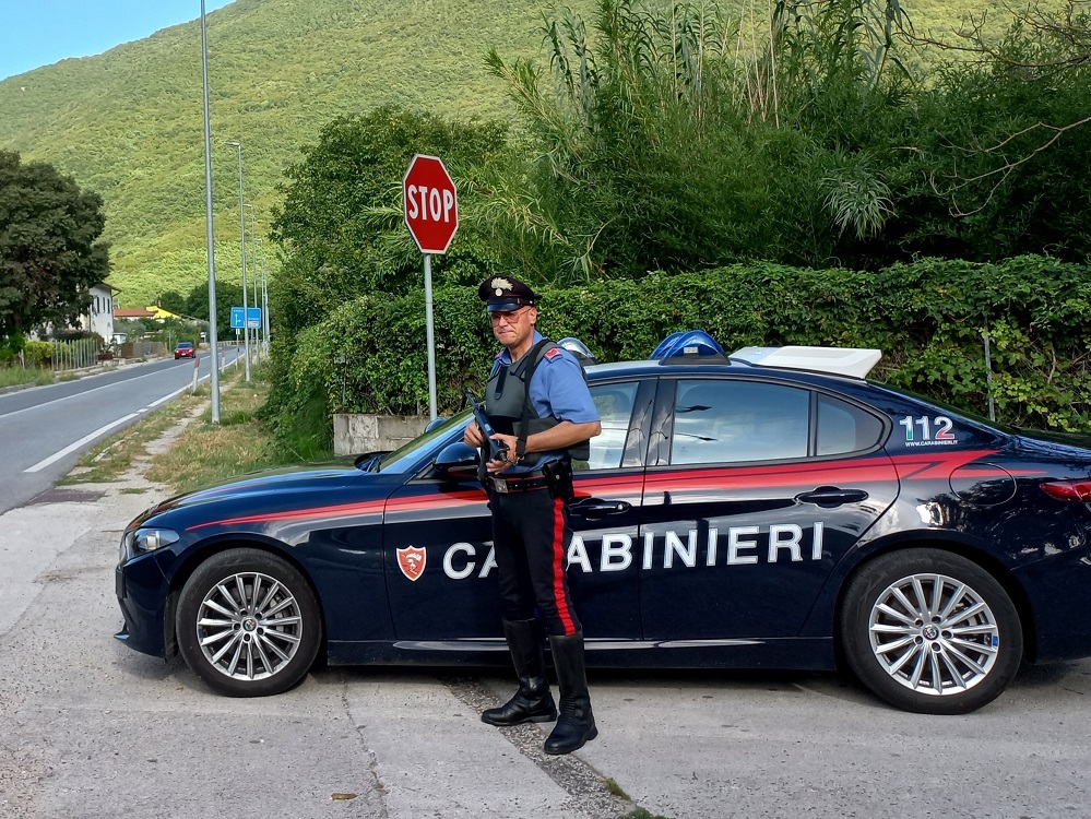 Ruba vestiti per 140 euro al Terminillo Center, arrestata dopo l’inseguimento di un carabiniere libero dal servizio