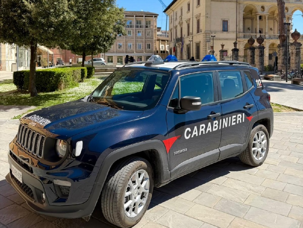 Ruba due borse in poche ore, arrestato 39enne: recuperata tutta la refurtiva